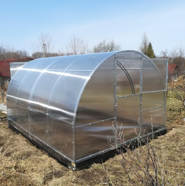 Теплица Дачница ЛЮКС 4 метра с поликарбонатом | Мой-Дом27 Теплица Дачница ЛЮКС 4 метра с поликарбонатом | Мой-Дом27 | Каркас изготовлен из оцинкованной замкнутой трубы 20*20 мм.<br>
 Ширина - 3 метра. Высота - 2,1 метра. Длина 4 метра.<br>
 Выдерживаемая снеговая нагрузка - 80 кг/м2. Выдерживаемая ветровая нагрузка - до 15 м/с.<br>
 Расстояние между дугами 1 метр. Толщина металла 1 мм. <b>ДВОЙНАЯ ДУГА</b><br>